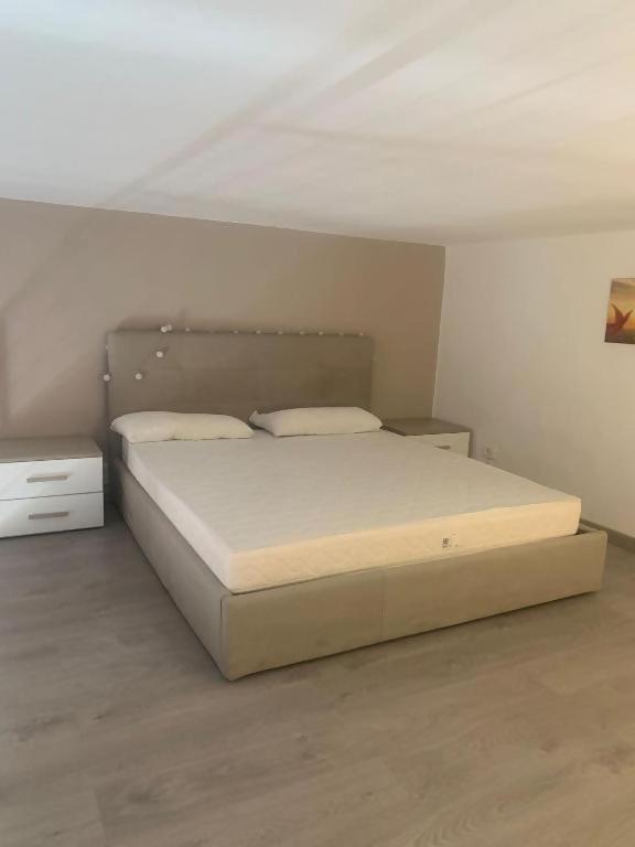 Odeon Apartment In Centro A Livorno Bagian luar foto